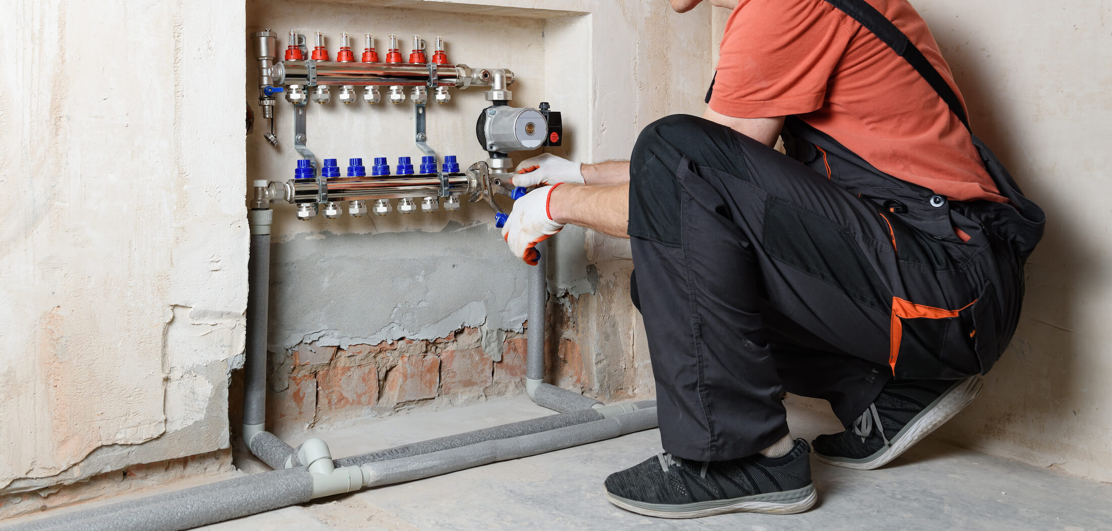 Heizungsinstallatuer bei der Arbeit